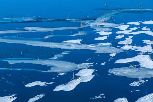 Winterwetter in Brandenburg DEU Deutschland Brandenburg Cottbus, 10.01.2026, Winter am Cottbuser Ostsee, Kraeftige Schneefaelle des Winter-Sturmtiefs Elli haben die Lausitz und die Stadt Cottbus mit dem Cottbuser Ostsee in eine eisige, verschneite Winterlandschaft verwandelt. Blick ueber den teilweise zugefrorenen Cottbuser Ostsee. Luftaufnahme mit einer Drohne. *** Winter weather in Brandenburg DEU Germany Brandenburg Cottbus, 10 01 2026, Winter at Cottbuser Ostsee, Heavy snowfalls from winter storm Elli have transformed Lusatia and the city of Cottbus with Cottbuser Ostsee into an icy, snowy winter landscape View over the partially frozen Cottbuser Ostsee Aerial view with a drone AF_Cottbus_Ostsee_31871