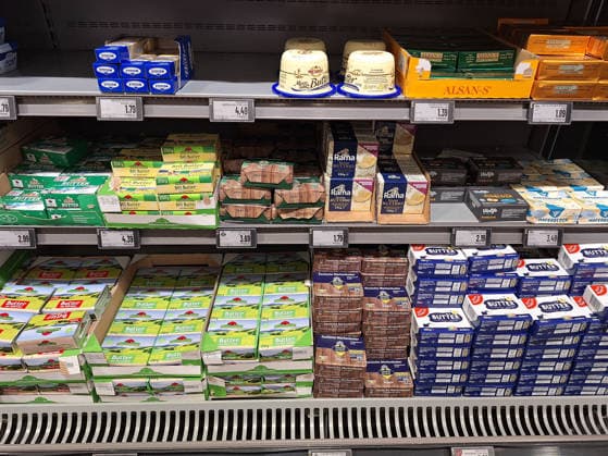 Elzach Themenbild - Einkaufen im Einzelhandel, Supermarkt, Discounter, Verkaufsregal mit Lebensmittel, Nahrungsmittel Themenbild - Einkaufen im Einzelhandel, Supermarkt, Discounter, Verkaufsregal mit Lebensmittel, Nahrungsmittel Butter, Deutsche Markenbutter, Alkoholika, Alkohol, harter Alkohol, Verkaufsregal mit Lebensmittel, Nahrungsmittel im Supermarkt, Discounter , Einzelhandel im Rewe, Penny, Aldi, Lidl, Regal, *** Elzach themed picture shopping in retail, supermarket, discounter, sales shelf with food, food products themed picture shopping in retail, supermarket, discounter, sales shelf with food, food products butter, German brand butter, alcoholic beverages, alcohol, hard alcohol, sales shelf with food, food products in supermarke Copyright: xFleigx xEibner-Pressefotox EP_dfg