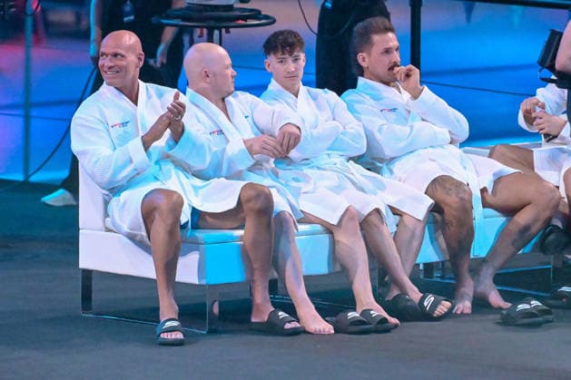 10.01.2026, xlakx, Entertainment, TV Total Turmspringen v.l. Thorsten Legat Ex-Fußballprofi, Fans, Fabian Hambuechen und Marcel Nguyen Ex-Turner und Titelverteidiger Olympiasieger bei der 15. Ausgabe des TV Total Turmspringen in Berlin von den Sprungbrettern der Schwimm- und Sprunghalle im Europasportpark (SSE) ein spektakulaeres Highlight der Show auf ProSieben. Berlin