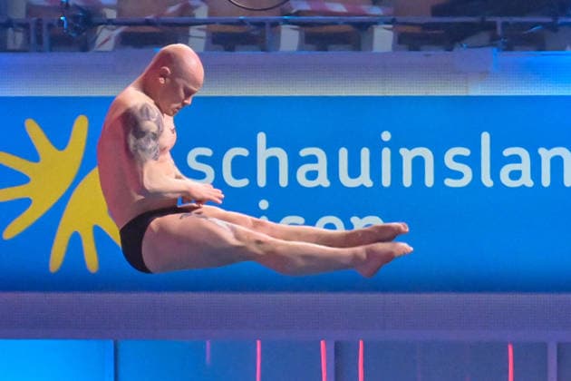 10.01.2026, xlakx, Entertainment, TV Total Turmspringen v.l. Fabian Hambuechen Olympiasieger wagt sich bei der 15. Ausgabe des TV Total Turmspringen in Berlin von den Sprungbrettern der Schwimm- und Sprunghalle im Europasportpark (SSE) ein spektakulaeres Highlight der Show auf ProSieben. Berlin