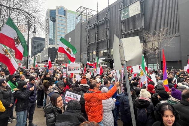 January 10, 2026, Montreal, On, CANADA: Des participants o un rassemblement organiso pour exprimer leur soutien au peuple iranien, o Montro al, attendent le do but de la manifestation, le samedi 10 janvier 2026. Le souloÂ¨vement populaire qui secoue l Iran depuis proÂ¨s de deux semaines a atteint samedi son deuxioÂ¨me week-end. LA PRESSE CANADIENNE Montreal CANADA  - ZUMAc35_ 20260110_zaf_c35_015 Copyright: xQuentinxDufrannex
