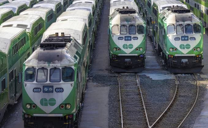 Toronto, Ontario, Kanada — 2. Juni 2025: Der Toronto Go Train erreicht einen Bahnsteig am Terminal der Union Station Toronto, Ontario, Canada-June 2, 2025: Toronto Go Train arriving at a platform at Union station terminal Copyright: imageBROKER elov iblelo16199391.jpg