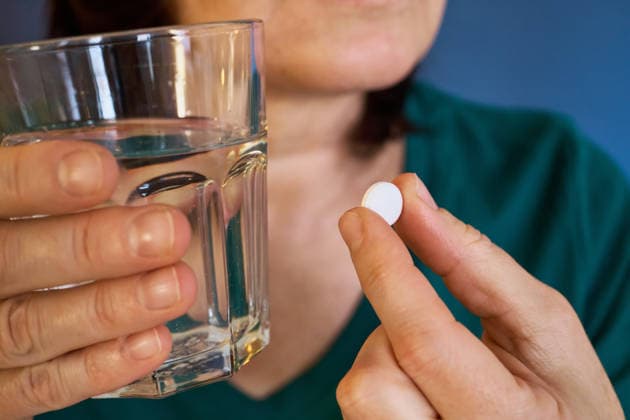 Frau mit weißer Pille und Glas Wasser, die Medizin vorbereitet Frau mit weißer Pille und Glas Wasser, die Medizin vorbereitet (License=RF) ,model released, Symbolfoto Copyright: xZoonar.com ElenaxNazarovax 24445143 ,model released, Symbolfoto ,property released