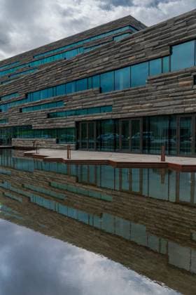 Creative Highlights World Blick auf das Gebäude der Landsbankinn in der Innenstadt von Reykjavik Reykjavik, Iceland - 26 July ,2025: view of the Landsbankinn bank building in downtown Reykjavik (License=RF) Copyright: xZoonar.com NandoxLardix 24446386