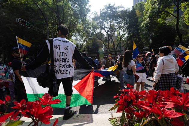 January 10, 2026, Mexico City, Mexico: Hundreds of people joined the March against Imperialism, from the Angel of Independence to Plaza Palestina Libre, following the capture of NICOLAS MADURO and his wife, CILIA FLORES, by US forces. Demonstrators expressed solidarity with the Venezuelan people. Mexico City Mexico - ZUMAl178 20260110_znp_l178_005 Copyright: xCristianxLeyvax