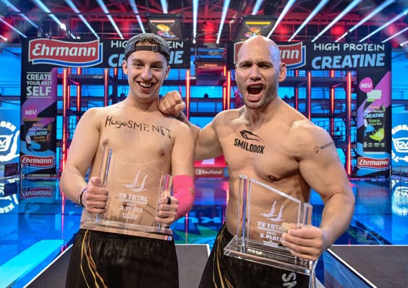 10.01.2026, xlakx, Entertainment, TV Total Turmspringen v.l. Let™s Hugo Streamer und Flying Uwe Streamer Platz 3 im Synchronspringen mit dem Pokal in der Hand bei der 15. Ausgabe des TV Total Turmspringen in Berlin von den Sprungbrettern der Schwimm- und Sprunghalle im Europasportpark (SSE) ein spektakulaeres Highlight der Show auf ProSieben. Berlin