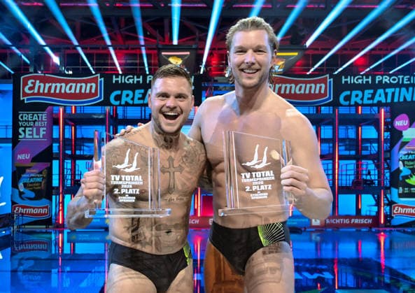 10.01.2026, xlakx, Entertainment, TV Total Turmspringen v.l. LNico Legat und Kim Tränka Platz 2 im Synchronspringen mit dem Pokal in der Hand bei der 15. Ausgabe des TV Total Turmspringen in Berlin von den Sprungbrettern der Schwimm- und Sprunghalle im Europasportpark (SSE) ein spektakulaeres Highlight der Show auf ProSieben. Berlin