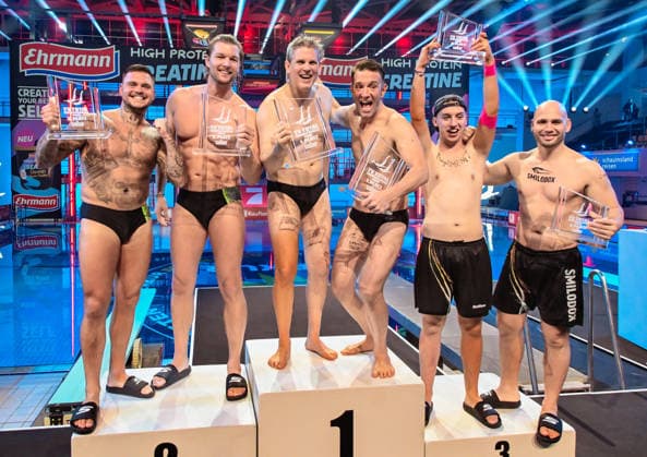 10.01.2026, xlakx, Entertainment, TV Total Turmspringen v.l. Nico Legat und Kim Tränka Platz 2, Steffen Groth Schauspieler, Peter Imhof Moderator Platz 1,Let™s Hugo Streamer und Flying Uwe Streamer Platz 3 im Synchronspringen mit dem Pokal in der Hand bei der 15. Ausgabe des TV Total Turmspringen in Berlin von den Sprungbrettern der Schwimm- und Sprunghalle im Europasportpark (SSE) ein spektakulaeres Highlight der Show auf ProSieben. Berlin *** 10 01 2026, xlakx, Entertainment, TV Total Turmspringen f l Nico Legat and Kim Tränka 2nd place, Steffen Groth actor, Peter Imhof presenter 1st place,Let™s Hugo Streamer and Flying Uwe Streamer 3rd place in synchronized diving with the trophy in hand at the 15th edition of TV Total Turmsprin Daniel Lakomski