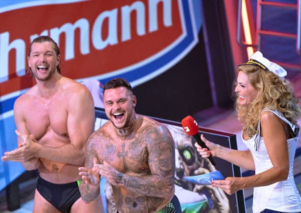10.01.2026, xlakx, Entertainment, TV Total Turmspringen v.l. LNico Legat, Kim Tränka und Sonya Kraus Moderatorin bei der 15. Ausgabe des TV Total Turmspringen in Berlin von den Sprungbrettern der Schwimm- und Sprunghalle im Europasportpark (SSE) ein spektakulaeres Highlight der Show auf ProSieben. Berlin