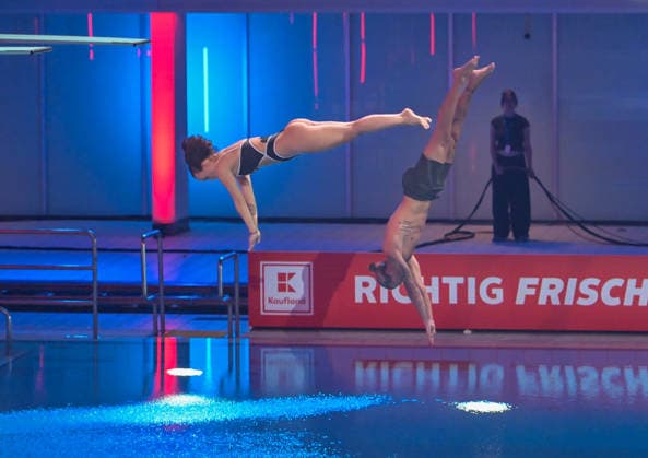 10.01.2026, xlakx, Entertainment, TV Total Turmspringen v.l. Julia Roemmelt Playmate, Tim Kuehnel Reality-Darsteller wagen sich bei der 15. Ausgabe des TV Total Turmspringen in Berlin von den Sprungbrettern der Schwimm- und Sprunghalle im Europasportpark (SSE) ein spektakulaeres Highlight der Show auf ProSieben. Berlin