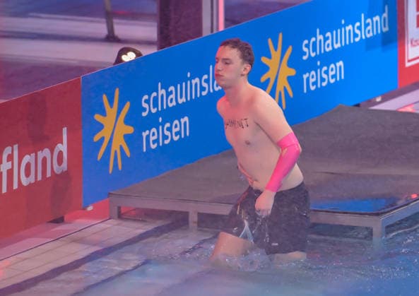 10.01.2026, xlakx, Entertainment, TV Total Turmspringen v.l. Let™s Hugo Streamer hält die Hand am Magen bei der 15. Ausgabe des TV Total Turmspringen in Berlin von den Sprungbrettern der Schwimm- und Sprunghalle im Europasportpark (SSE) ein spektakulaeres Highlight der Show auf ProSieben. Berlin