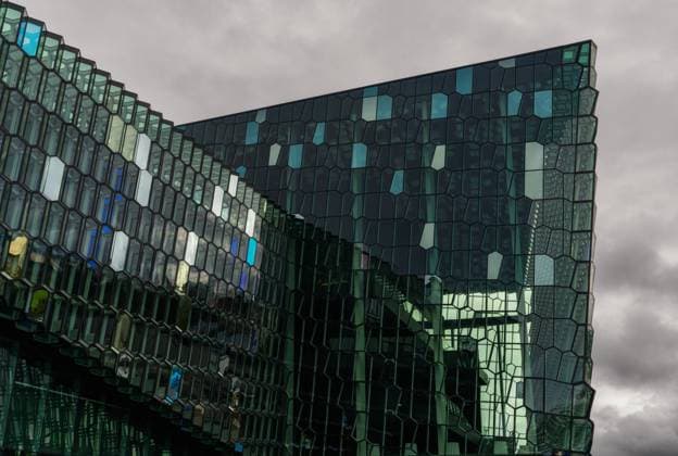 Detailansicht der Fassade des modernen Konzerthauses und Konferenzzentrums Harpa Reykjavik, Iceland - 26 July ,2025: detail view of the facade of the modern Harpa Concert Hall and Conference Centre (License=RF) Copyright: xZoonar.com NandoxLardix 24460705