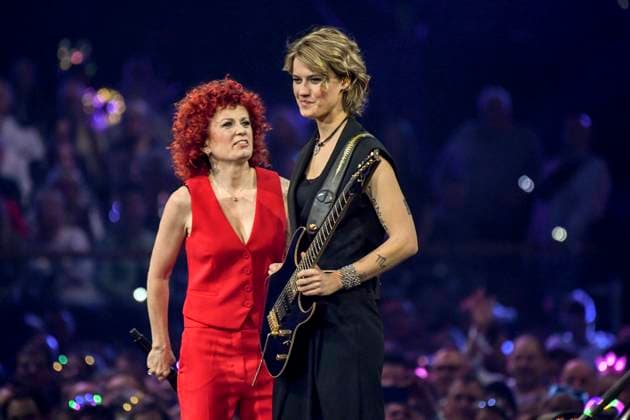 abb: Lucy Diakovska mit Freundin Gitarristin Yasi Hofer Saengerin auf der Buehne bei der ARD TV LIve Sendung bei den Schlagerchampions 2026 Das Grosse Fest der Besten auf der Buehne im Velodrom am 10.01.2026 in Berlin Berlin Germany