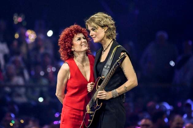 abb: Lucy Diakovska mit Freundin Gitarristin Yasi Hofer Saengerin auf der Buehne bei der ARD TV LIve Sendung bei den Schlagerchampions 2026 Das Grosse Fest der Besten auf der Buehne im Velodrom am 10.01.2026 in Berlin Berlin Germany