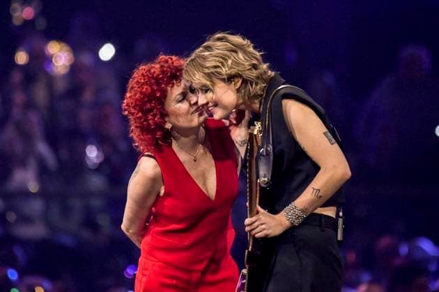 abb: Lucy Diakovska mit Freundin Gitarristin Yasi Hofer Saengerin auf der Buehne bei der ARD TV LIve Sendung bei den Schlagerchampions 2026 Das Grosse Fest der Besten auf der Buehne im Velodrom am 10.01.2026 in Berlin Berlin Germany