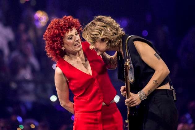 abb: Lucy Diakovska mit Freundin Gitarristin Yasi Hofer Saengerin auf der Buehne bei der ARD TV LIve Sendung bei den Schlagerchampions 2026 Das Grosse Fest der Besten auf der Buehne im Velodrom am 10.01.2026 in Berlin Berlin Germany