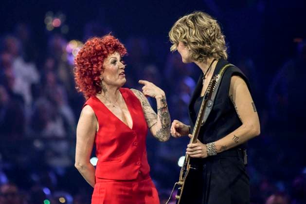 abb: Lucy Diakovska mit Freundin Gitarristin Yasi Hofer Saengerin auf der Buehne bei der ARD TV LIve Sendung bei den Schlagerchampions 2026 Das Grosse Fest der Besten auf der Buehne im Velodrom am 10.01.2026 in Berlin Berlin Germany