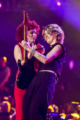 abb: Lucy Diakovska mit Freundin Gitarristin Yasi Hofer Saengerin auf der Buehne bei der ARD TV LIve Sendung bei den Schlagerchampions 2026 Das Grosse Fest der Besten auf der Buehne im Velodrom am 10.01.2026 in Berlin Berlin Germany