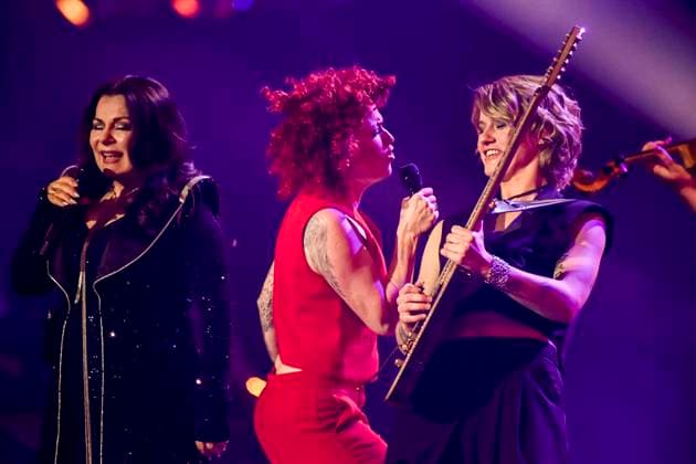 abb: Marianne Rosenberg Lucy Diakovska mit Freundin Gitarristin Yasi Hofer Saengerin auf der Buehne bei der ARD TV LIve Sendung bei den Schlagerchampions 2026 Das Grosse Fest der Besten auf der Buehne im Velodrom am 10.01.2026 in Berlin Berlin Germany