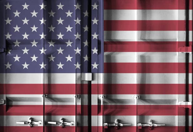 Schiffscontainer mit USA-Nationalflagge überlagert Shipping container with USA national flag overlay symbolising tariffs and international trade policies in global commerce context (License=RF) Copyright: xZoonar.com MichaelxTurnerx 24462200