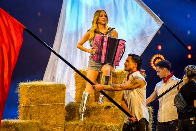 abb: Melissa Naschenweng Saengerin Musikerin mit Akkordeon auf der Buehne bei der ARD TV LIve Sendung bei den Schlagerchampions 2026 Das Grosse Fest der Besten auf der Buehne im Velodrom am 10.01.2026 in Berlin Berlin Germany