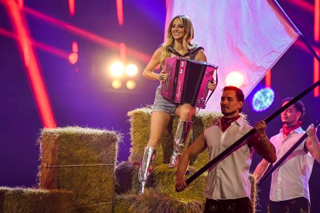 abb: Melissa Naschenweng Saengerin Musikerin mit Akkordeon auf der Buehne bei der ARD TV LIve Sendung bei den Schlagerchampions 2026 Das Grosse Fest der Besten auf der Buehne im Velodrom am 10.01.2026 in Berlin Berlin Germany