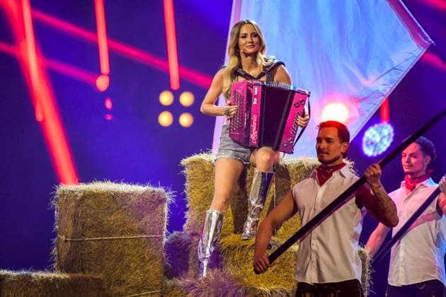 abb: Melissa Naschenweng Saengerin Musikerin mit Akkordeon auf der Buehne bei der ARD TV LIve Sendung bei den Schlagerchampions 2026 Das Grosse Fest der Besten auf der Buehne im Velodrom am 10.01.2026 in Berlin Berlin Germany