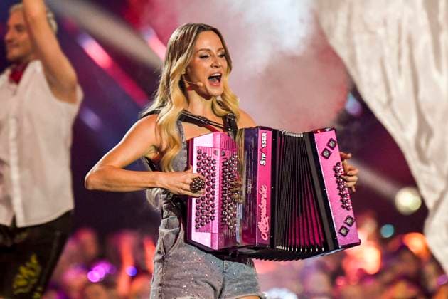 abb: Melissa Naschenweng Saengerin Musikerin mit Akkordeon auf der Buehne bei der ARD TV LIve Sendung bei den Schlagerchampions 2026 Das Grosse Fest der Besten auf der Buehne im Velodrom am 10.01.2026 in Berlin Berlin Germany