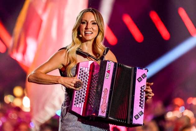 abb: Melissa Naschenweng Saengerin Musikerin mit Akkordeon auf der Buehne bei der ARD TV LIve Sendung bei den Schlagerchampions 2026 Das Grosse Fest der Besten auf der Buehne im Velodrom am 10.01.2026 in Berlin Berlin Germany