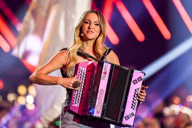 abb: Melissa Naschenweng Saengerin Musikerin mit Akkordeon auf der Buehne bei der ARD TV LIve Sendung bei den Schlagerchampions 2026 Das Grosse Fest der Besten auf der Buehne im Velodrom am 10.01.2026 in Berlin Berlin Germany