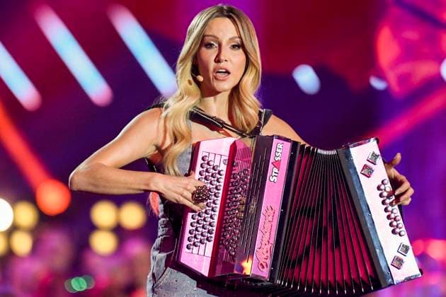 abb: Melissa Naschenweng Saengerin Musikerin mit Akkordeon auf der Buehne bei der ARD TV LIve Sendung bei den Schlagerchampions 2026 Das Grosse Fest der Besten auf der Buehne im Velodrom am 10.01.2026 in Berlin Berlin Germany