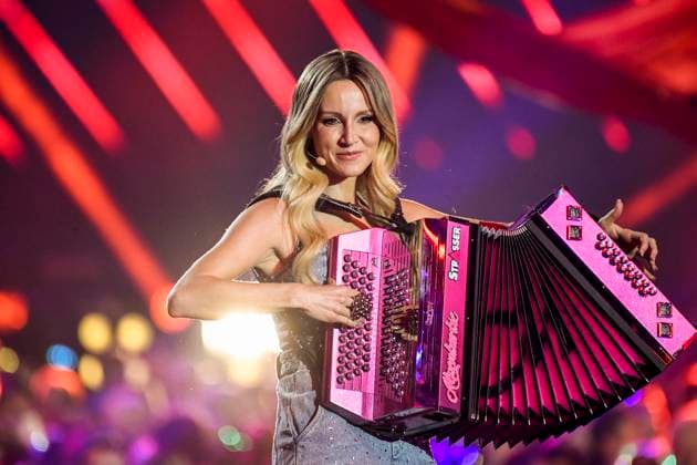 abb: Melissa Naschenweng Saengerin Musikerin mit Akkordeon auf der Buehne bei der ARD TV LIve Sendung bei den Schlagerchampions 2026 Das Grosse Fest der Besten auf der Buehne im Velodrom am 10.01.2026 in Berlin Berlin Germany