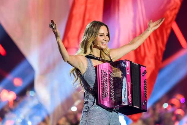 abb: Melissa Naschenweng Saengerin Musikerin mit Akkordeon auf der Buehne bei der ARD TV LIve Sendung bei den Schlagerchampions 2026 Das Grosse Fest der Besten auf der Buehne im Velodrom am 10.01.2026 in Berlin Berlin Germany