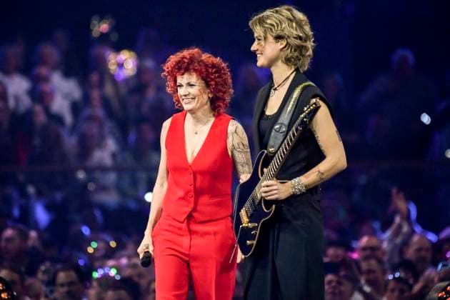 abb: Lucy Diakovska und Freundin Gitarristin Yasi Hofer Saengerin auf der Buehne bei der ARD TV LIve Sendung bei den Schlagerchampions 2026 Das Grosse Fest der Besten auf der Buehne im Velodrom am 10.01.2026 in Berlin Berlin Germany