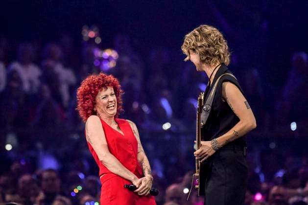 abb: Lucy Diakovska und Freundin Gitarristin Yasi Hofer Saengerin auf der Buehne bei der ARD TV LIve Sendung bei den Schlagerchampions 2026 Das Grosse Fest der Besten auf der Buehne im Velodrom am 10.01.2026 in Berlin Berlin Germany