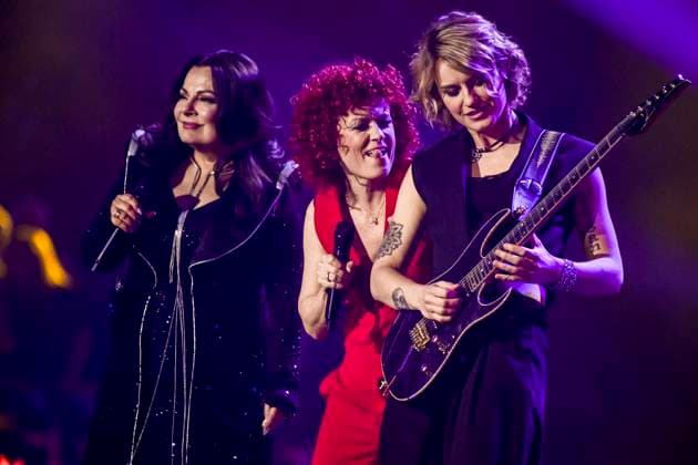 abb: Marianne Rosenberg Lucy Diakovska und Freundin Gitarristin Yasi Hofer Saengerin auf der Buehne bei der ARD TV LIve Sendung bei den Schlagerchampions 2026 Das Grosse Fest der Besten auf der Buehne im Velodrom am 10.01.2026 in Berlin Berlin Germany