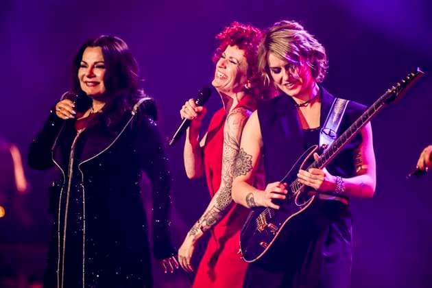abb: Marianne Rosenberg Lucy Diakovska und Freundin Gitarristin Yasi Hofer Saengerin auf der Buehne bei der ARD TV LIve Sendung bei den Schlagerchampions 2026 Das Grosse Fest der Besten auf der Buehne im Velodrom am 10.01.2026 in Berlin Berlin Germany