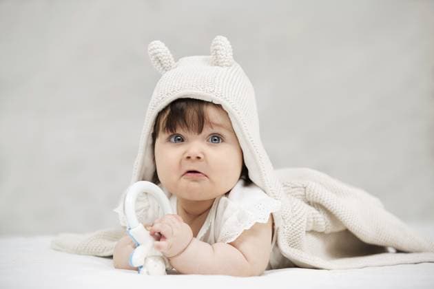 Porträt eines kleinen Mädchens, das drinnen auf einer Decke krabbelt Portrait of baby girl crawling on blanket indoors Copyright: imageBROKER AndreyxMalinkin ibxiqx15962778.jpg ,model released, Symbolfoto ,property released