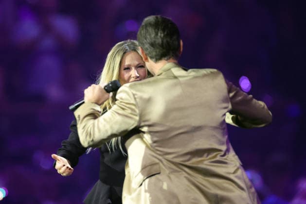 Schlagerchampions 2026 Das grosse Fest der Besten Moderator Florian Silbereisen in einem goldenen Anzug mit Helene Fischer. ARD ORF2-Musikshow Schlagerchampions - Das grosse Fest der Besten. Von Florian Silbereisen moderierte Live-Sendung vom 10. Januar 2026 aus dem Velodrom Berlin, Deutschland.