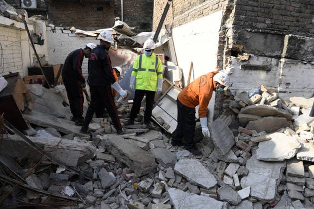 Gas cylinder explosion at Islamabad wedding kills eight, including bride and groom ISLAMABAD, PAKISTAN, JANUARY 11: Rescue workers are seen at the site of a powerful gas cylinder explosion at a wedding function in a neighborhood of Islamabad on January 11, 2026. The blast killed eight people, including the bride and groom and their grandparents, injured 12 others, and caused the collapse of adjoining houses. Muhammad Reza Anadolu Islamabad Pakistan. Editorial use only. Please get in touch for any other usage.  Copyright: x2026xAnadoluxMuhammadxRezax