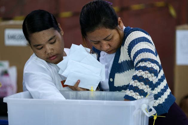 News Bilder des Tages (260111) -- YANGON, Jan. 11, 2026 -- Officials of the Union Election Commission work during the second phase of the general election at a polling station in Yangon, Myanmar, Jan. 11, 2026. Voting for the second phase of Myanmar s multi-party democratic general election concluded on Sunday afternoon. Following the closure, election staff at the polling station, in the presence of domestic and international media, candidates, and observers, counted the votes, including advance votes, for seats in the Pyithu Hluttaw (Lower House), Amyotha Hluttaw (Upper House), and State and Region Hluttaws (State and Region Parliaments). ) MYANMAR-YANGON-GENERAL ELECTION-SECOND PHASE-BALLOT COUNTING MyoxKyawxSoe 