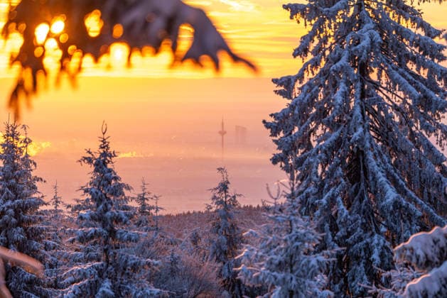 News Bilder des Tages Winterlicher Blick nach Frankfurt Die Frankfurter Skyline ist am Morgen bei Sonnenaufgang vom verschneiten Großen Feldberg aus zu sehen., Schmitten Hessen Deutschland *** Winter view of Frankfurt The Frankfurt skyline can be seen in the morning at sunrise from the snow-covered Großer Feldberg , Schmitten Hessen Germany