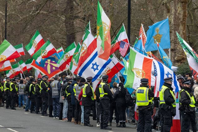 News Bilder des Tages January 11, 2026, London, England, United Kingdom: Anti-regime protesters stage demonstration outside Embassy of Iran in London. London United Kingdom - ZUMAs262 20260111_zip_s262_041 Copyright: xTayfunxSalcix