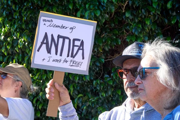 News Bilder des Tages January 11, 2026, Palm Springs, California, USA: Demonstrators gather outside the Palm Springs courthouse during the Ã¢â‚¬oeICE Out for GoodÃ¢â‚¬Â? protest, calling for the abolition of U.S. Immigration and Customs Enforcement (ICE) and opposing President Donald Trump and his immigration policies. Participants stood along sidewalks holding signs and listening to speakers, waving to passing vehicles, many of which honked in support. The protest was part of coordinated demonstrations held nationwide. Palm Springs USA - ZUMAi11_ 20260111_aap_i11_012 Copyright: xIanxL.xSitrenx