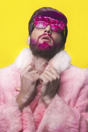 Porträt eines Glamour Mannes mit rotem Bart. Typ in einem rosa Pelzmantel und einer lustigen Sonnenbrille Portrait of glamour man with red beard. Guy in a pink fur coat and funny sunglasses Copyright: imageBROKER Multipedia ibliqx16077572.jpg ,model released, Symbolfoto ,property released