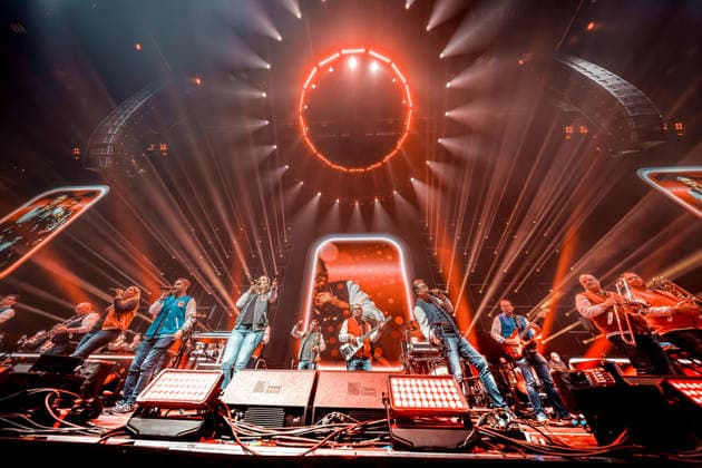 10.01.2026, xkkux, Düsseldorf, Karnevalsveranstaltung - Die Lachende, Der lachende Dome im PSD-Bank Dome. Im Bild die Musikgruppe Band Swinging Funfares NRW Deutschland