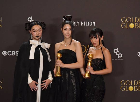 83rd Annual Golden Globe Awards - Press Room EJAE, Audrey Nuna and REI AMI (who performed the song as the fictional group HUNTR X) pose with Golden Globe Award for Best Original Song during the 83rd annual Golden Globe Awards at The Beverly Hilton on January 11, 2026 in Beverly Hills, California. Beverly Hills Beverly Hilton California USA Copyright: ximageSPACEx