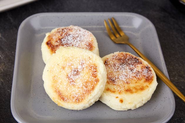 Syrniki , Quarkpfannkuchen auf einem Teller. Ein köstliches Quarkdessert Syrniki , cottage cheese pancakes on a plate. A delicious cottage cheese dessert. Close up. (License=RF) Copyright: xZoonar.com ViktoryaxxTelminovax 24473416