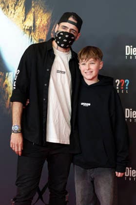 Daniel Pfauntsch mit Begleitung bei der Premiere des Kinofilms Die drei ??? - Toteninsel im Mathäser Filmpalast. München, 11.01.2026