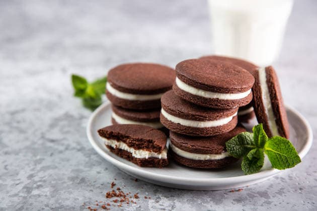 Schokoladenkekse mit Frischkäsefüllung chocolate cookies with cream cheese filling , selective focus, grey background (License=RF) Copyright: xZoonar.com AnnaxShepulovax 24475586